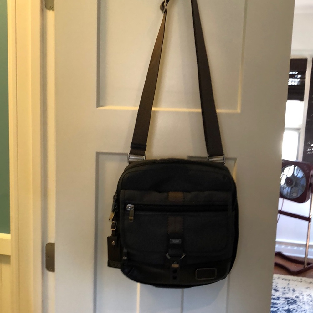 Tumi cross body messenger bag excellent condition